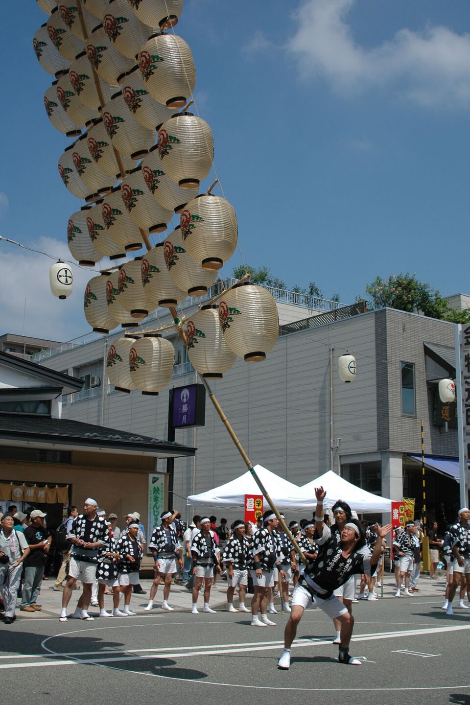 秋田竿燈祭的歷屆記錄照片，並非當屆活動現場。
