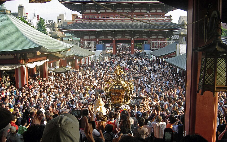 淺草三社祭的歷屆記錄照片，並非當屆活動現場。