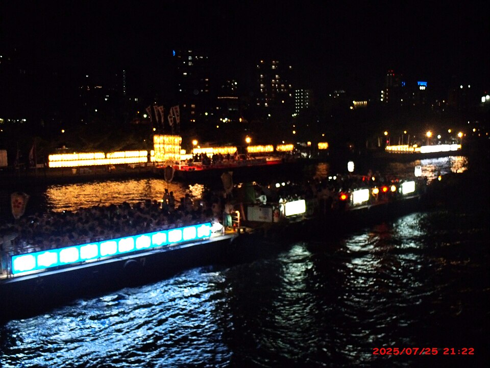 大阪天神祭的歷屆記錄照片，並非當屆活動現場。